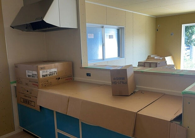 標準的なシステムキッチンの横幅は、165cm～300cm程度です。2100・2400・2550・2700などミリ単位で表記されます。普段どのように料理をするのかを想定しながら合ったサイズを選びましょう