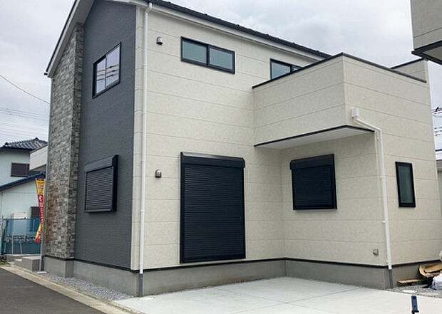 住宅用の土地では前面道路に2m以上接していなければならないと法律で定められています。しかし、お持ちの車のサイズやライフスタイルなどにより、2mでは利便が悪い場合もございますので、事前に確認しましょう。