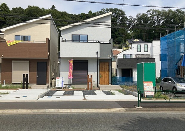 住宅用の土地では前面道路に2m以上接していなければならないと法律で定められています。しかし、お持ちの車のサイズやライフスタイルなどにより、2mでは利便が悪い場合もございますので、事前に確認しましょう。