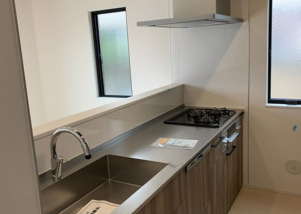 標準的なシステムキッチンの横幅は、165cm～300cm程度です。2100・2400・2550・2700などミリ単位で表記されます。普段どのように料理をするのかを想定しながら合ったサイズを選びましょう