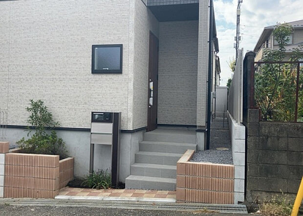 木造住宅とは土台、壁、柱など建築物の強度を支える構造体の材に木が使用されている構造を指します。構造体は建物の自重を支えるだけではなく風圧や水圧、積裁荷重などあらゆる衝撃に耐えるための基礎です。