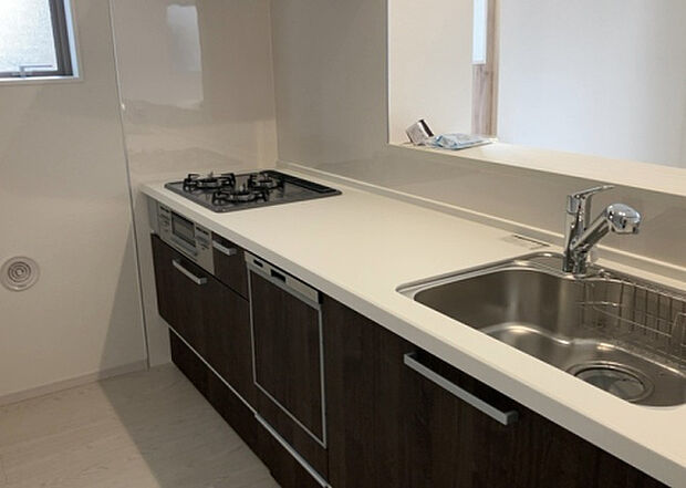 標準的なシステムキッチンの横幅は、165cm~300cm程度です。2100・2400・2550・2700などミリ単位で表記されます。普段どのように料理をするのかを想定しながら合ったサイズを選びましょう