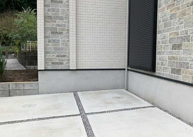 木造住宅とは土台、壁、柱など建築物の強度を支える構造体の材に木が使用されている構造を指します。構造体は建物の自重を支えるだけではなく風圧や水圧、積裁荷重などあらゆる衝撃に耐えるための基礎です。