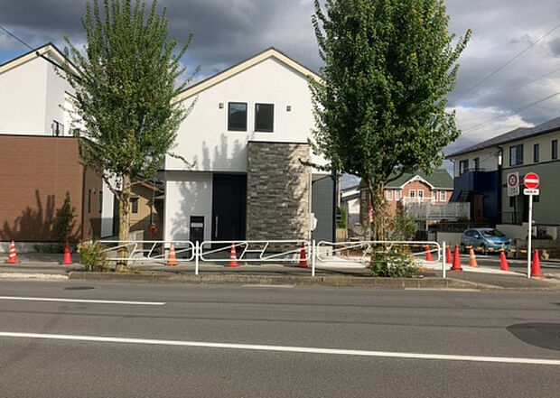 住宅用の土地では前面道路に2m以上接していなければならないと法律で定められています。しかし、お持ちの車のサイズやライフスタイルなどにより、2mでは利便が悪い場合もございますので、事前に確認しましょう。