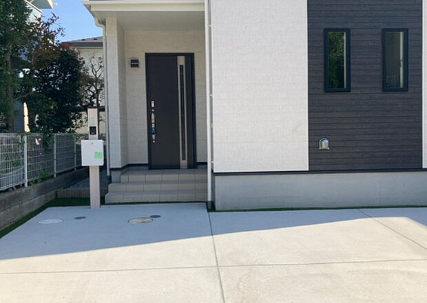 木造住宅とは土台、壁、柱など建築物の強度を支える構造体の材に木が使用されている構造を指します。構造体は建物の自重を支えるだけではなく風圧や水圧、積裁荷重などあらゆる衝撃に耐えるための基礎です。