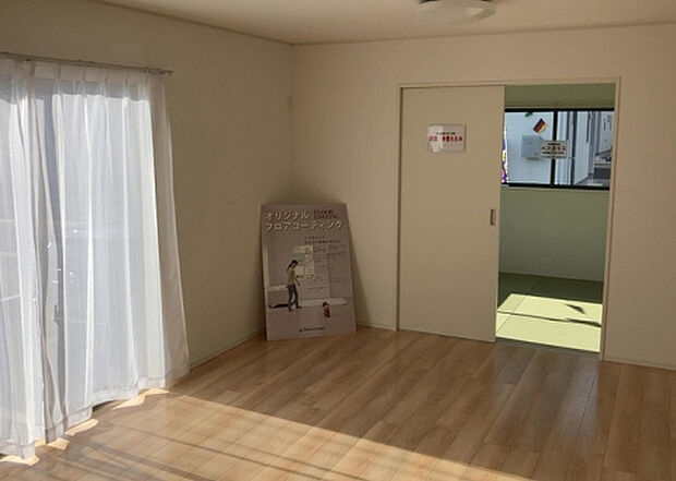 リビングの間取りの種類は大きくわけてリビングとダイニングが別になっているタイプ、リビングダイニング一体型です。どちらも一長一短ですので、家を選ぶ時はその両面をチェックして決めるようにしましょう。