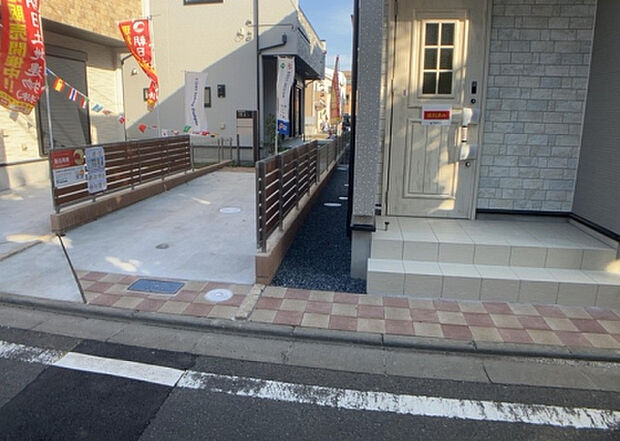 住宅用の土地では前面道路に2m以上接していなければならないと法律で定められています。しかし、お持ちの車のサイズやライフスタイルなどにより、2mでは利便が悪い場合もございますので、事前に確認しましょう。