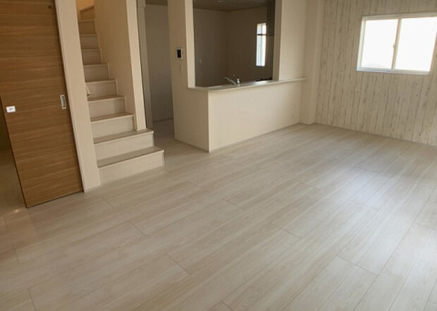 リビングの間取りの種類は大きくわけてリビングとダイニングが別になっているタイプ、リビングダイニング一体型です。どちらも一長一短ですので、家を選ぶ時はその両面をチェックして決めるようにしましょう。