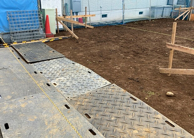 車一台あたりに必要なスペースは、標準サイズの普通自動車で横幅2m50cm、長さ5mは必要になります。ただし、乗降のことも考慮して横幅3m30cm、長さ5m50cmほどは確保できるところを選びましょう。