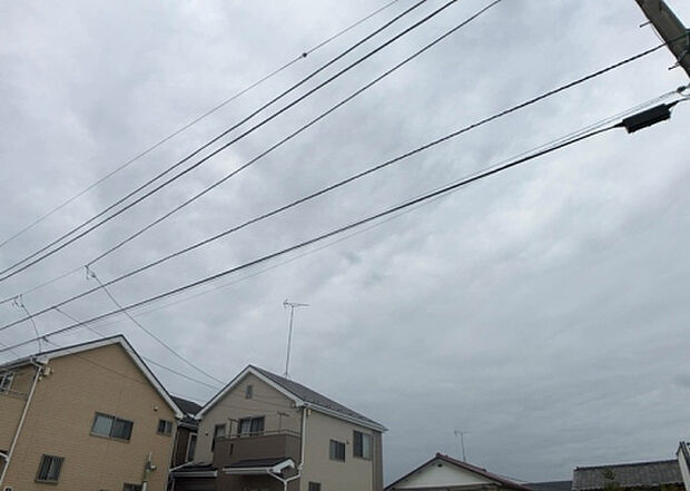 桜や紅葉の名所に出かける人は多いと思いますが、家にいながら季節の移ろいを感じる生活を送りませんか?リビングや窓から見える景色が生活を彩るワンポイントに!現地から見える景色を堪能してみては如何でしょう。