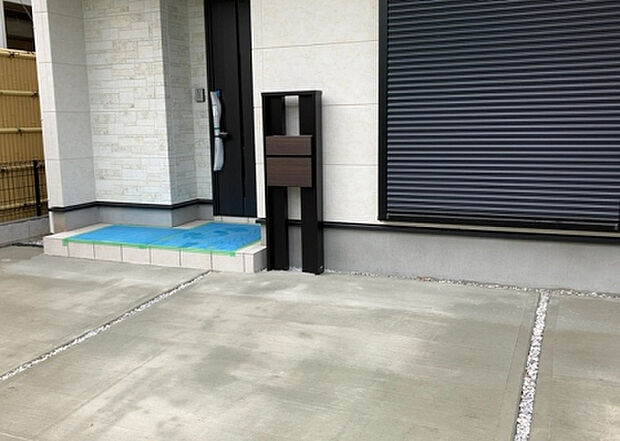 木造住宅とは土台、壁、柱など建築物の強度を支える構造体の材に木が使用されている構造を指します。構造体は建物の自重を支えるだけではなく風圧や水圧、積裁荷重などあらゆる衝撃に耐えるための基礎です。