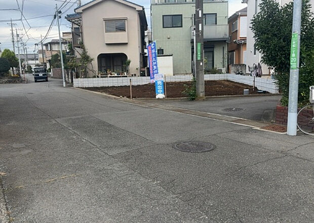 住宅用の土地では前面道路に2m以上接していなければならないと法律で定められています。しかし、お持ちの車のサイズやライフスタイルなどにより、2mでは利便が悪い場合もございますので、事前に確認しましょう。