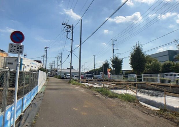 住宅用の土地では前面道路に2m以上接していなければならないと法律で定められています。しかし、お持ちの車のサイズやライフスタイルなどにより、2mでは利便が悪い場合もございますので、事前に確認しましょう。
