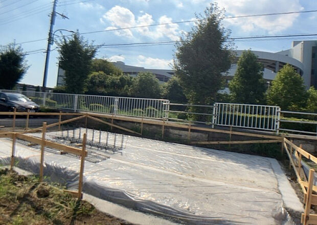 現地をご見学に行く際は、道路の幅や周辺の交通量、施設などをご確認頂くことをおすすめします!ある程度イメージをつけたいという場合は、同売主の施工事例や完成パースもお見せします。