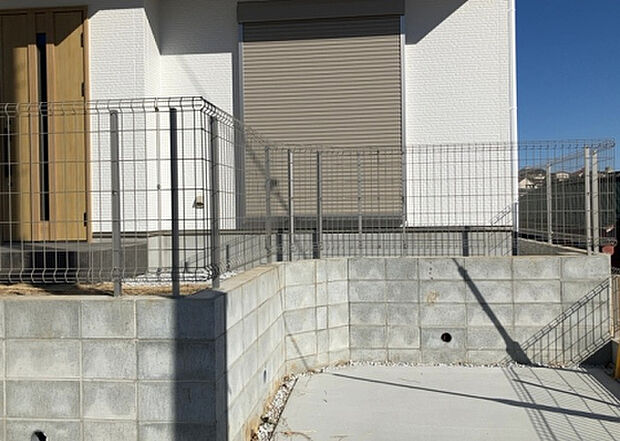 木造住宅とは土台、壁、柱など建築物の強度を支える構造体の材に木が使用されている構造を指します。構造体は建物の自重を支えるだけではなく風圧や水圧、積裁荷重などあらゆる衝撃に耐えるための基礎です。