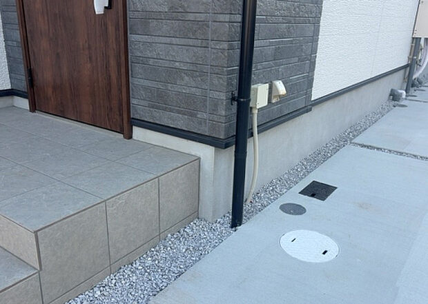 木造住宅とは土台、壁、柱など建築物の強度を支える構造体の材に木が使用されている構造を指します。構造体は建物の自重を支えるだけではなく風圧や水圧、積裁荷重などあらゆる衝撃に耐えるための基礎です。