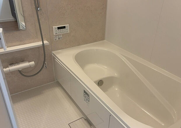 入浴時の快適さも大事なことですが、綺麗な状態を維持できなければ気持ちよく入浴できません。毎日の掃除が楽という点は大事なポイントになります！カビが生えにくく掃除がしやすい、壁や浴槽を選ぶといいでしょう。