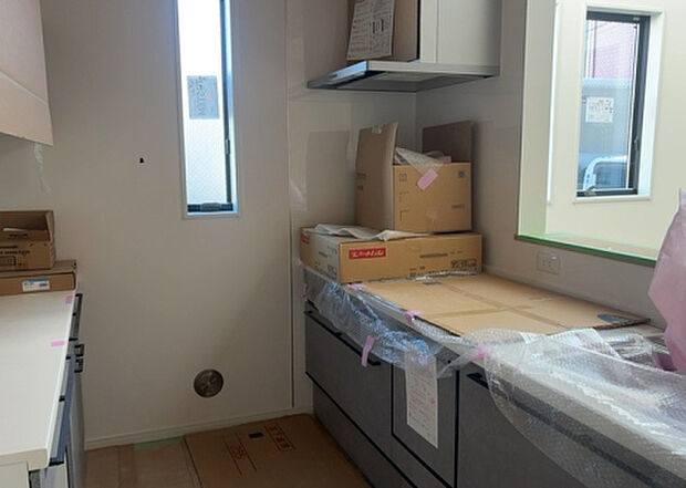 標準的なシステムキッチンの横幅は、165cm～300cm程度です。2100・2400・2550・2700などミリ単位で表記されます。普段どのように料理をするのかを想定しながら合ったサイズを選びましょう