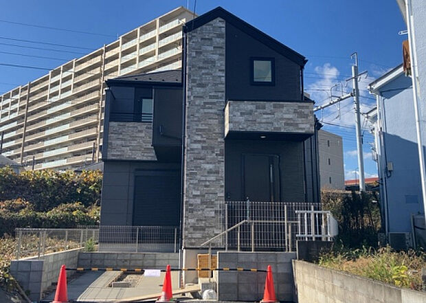 ついに完成致しました！現地をご見学に行く際は、道路の幅や周辺の交通量、施設などをご確認頂くことをおすすめします！物件の流れが早いため、内見をしたい方はお早めに当社営業までお問い合わせ頂きご予約下さい！