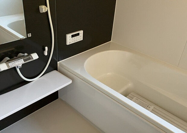 入浴時の快適さも大事なことですが、綺麗な状態を維持できなければ気持ちよく入浴できません。毎日の掃除が楽という点は大事なポイントになります!カビが生えにくく掃除がしやすい、壁や浴槽を選ぶといいでしょう。