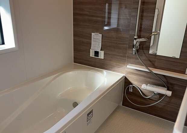 入浴時の快適さも大事なことですが、綺麗な状態を維持できなければ気持ちよく入浴できません。毎日の掃除が楽という点は大事なポイントになります！カビが生えにくく掃除がしやすい、壁や浴槽を選ぶといいでしょう。