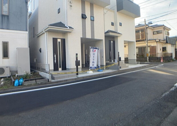 住宅用の土地では前面道路に2m以上接していなければならないと法律で定められています。しかし、お持ちの車のサイズやライフスタイルなどにより、2mでは利便が悪い場合もございますので、事前に確認しましょう。