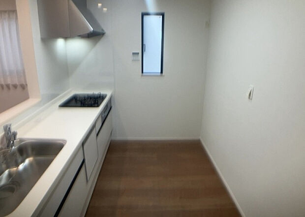 標準的なシステムキッチンの横幅は、165cm～300cm程度です。2100・2400・2550・2700などミリ単位で表記されます。普段どのように料理をするのかを想定しながら合ったサイズを選びましょう