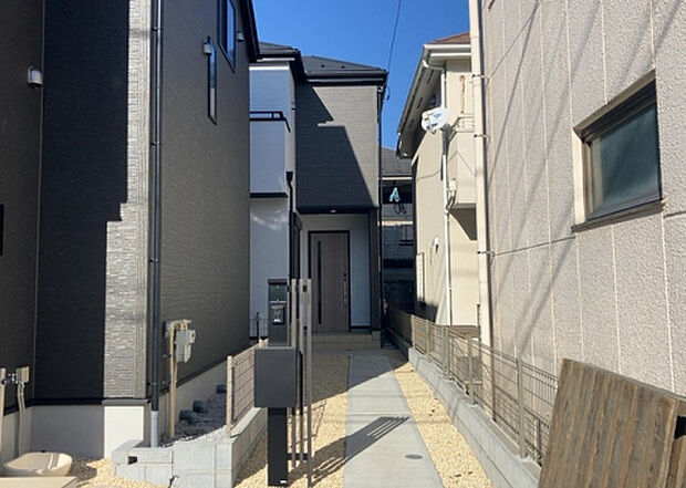 ついに完成致しました！現地をご見学に行く際は、道路の幅や周辺の交通量、施設などをご確認頂くことをおすすめします！物件の流れが早いため、内見をしたい方はお早めに当社営業までお問い合わせ頂きご予約下さい！