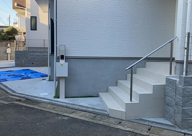 木造住宅とは土台、壁、柱など建築物の強度を支える構造体の材に木が使用されている構造を指します。構造体は建物の自重を支えるだけではなく風圧や水圧、積裁荷重などあらゆる衝撃に耐えるための基礎です。