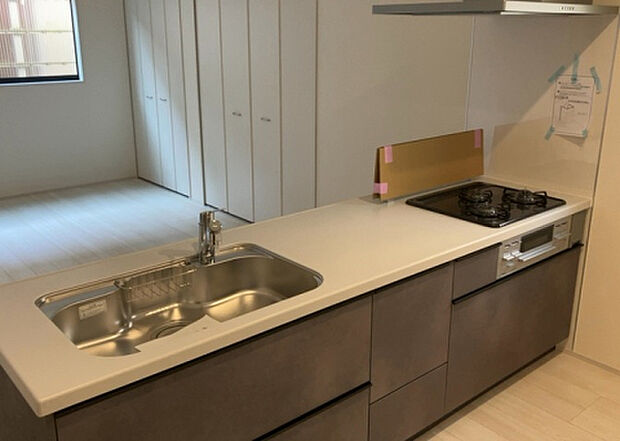 標準的なシステムキッチンの横幅は、165cm～300cm程度です。2100・2400・2550・2700などミリ単位で表記されます。普段どのように料理をするのかを想定しながら合ったサイズを選びましょう