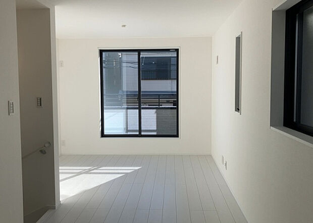 リビングの間取りの種類は大きくわけてリビングとダイニングが別になっているタイプ、リビングダイニング一体型です。どちらも一長一短ですので、家を選ぶ時はその両面をチェックして決めるようにしましょう。