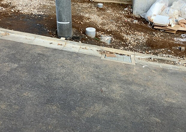 住宅用の土地では前面道路に2m以上接していなければならないと法律で定められています。しかし、お持ちの車のサイズやライフスタイルなどにより、2mでは利便が悪い場合もございますので、事前に確認しましょう。