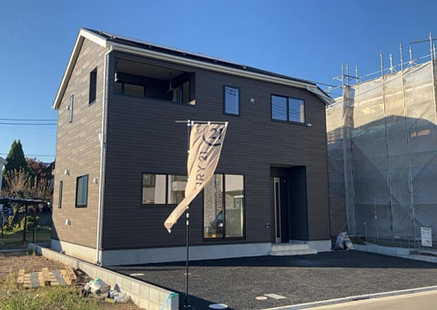 ついに完成致しました！現地をご見学に行く際は、道路の幅や周辺の交通量、施設などをご確認頂くことをおすすめします！物件の流れが早いため、内見をしたい方はお早めに当社営業までお問い合わせ頂きご予約下さい！