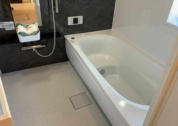 入浴時の快適さも大事なことですが、綺麗な状態を維持できなければ気持ちよく入浴できません。毎日の掃除が楽という点は大事なポイントになります！カビが生えにくく掃除がしやすい、壁や浴槽を選ぶといいでしょう。