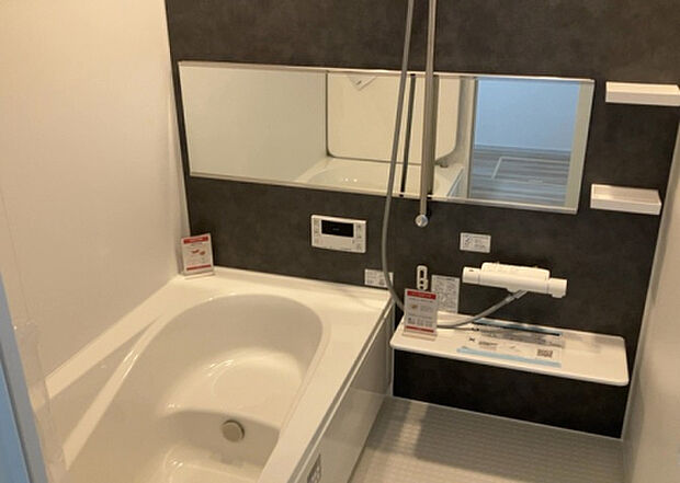 入浴時の快適さも大事なことですが、綺麗な状態を維持できなければ気持ちよく入浴できません。毎日の掃除が楽という点は大事なポイントになります！カビが生えにくく掃除がしやすい、壁や浴槽を選ぶといいでしょう。