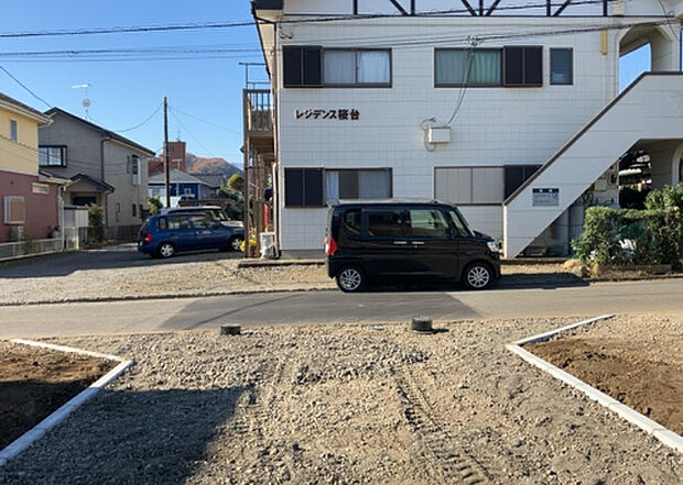 桜や紅葉の名所に出かける人は多いと思いますが、家にいながら季節の移ろいを感じる生活を送りませんか？リビングや窓から見える景色が生活を彩るワンポイントに！現地から見える景色を堪能してみては如何でしょう。