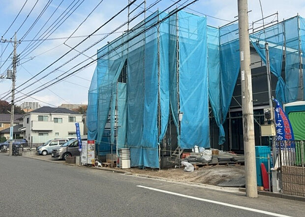 住宅用の土地では前面道路に2m以上接していなければならないと法律で定められています。しかし、お持ちの車のサイズやライフスタイルなどにより、2mでは利便が悪い場合もございますので、事前に確認しましょう。