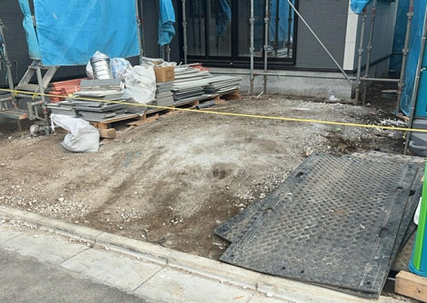 車一台あたりに必要なスペースは、標準サイズの普通自動車で横幅2m50cm、長さ5mは必要になります。ただし、乗降のことも考慮して横幅3m30cm、長さ5m50cmほどは確保できるところを選びましょう。