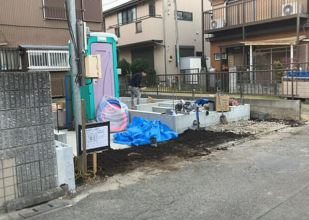 住宅用の土地では前面道路に2m以上接していなければならないと法律で定められています。しかし、お持ちの車のサイズやライフスタイルなどにより、2mでは利便が悪い場合もございますので、事前に確認しましょう。
