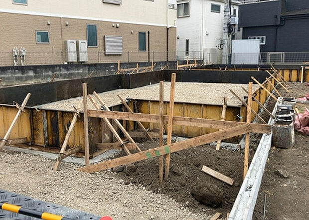 現地をご見学に行く際は、道路の幅や周辺の交通量、施設などをご確認頂くことをおすすめします！ある程度イメージをつけたいという場合は、同売主の施工事例や完成パースもお見せします。