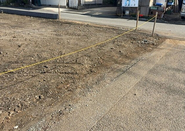 車一台あたりに必要なスペースは、標準サイズの普通自動車で横幅2m50cm、長さ5mは必要になります。ただし、乗降のことも考慮して横幅3m30cm、長さ5m50cmほどは確保できるところを選びましょう。