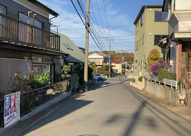 桜や紅葉の名所に出かける人は多いと思いますが、家にいながら季節の移ろいを感じる生活を送りませんか？リビングや窓から見える景色が生活を彩るワンポイントに！現地から見える景色を堪能してみては如何でしょう。