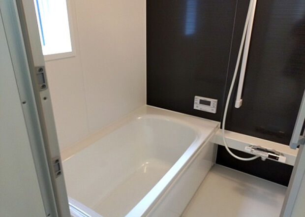 入浴時の快適さも大事なことですが、綺麗な状態を維持できなければ気持ちよく入浴できません。毎日の掃除が楽という点は大事なポイントになります！カビが生えにくく掃除がしやすい、壁や浴槽を選ぶといいでしょう。
