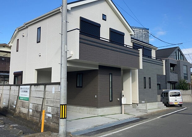 ついに完成致しました！現地をご見学に行く際は、道路の幅や周辺の交通量、施設などをご確認頂くことをおすすめします！物件の流れが早いため、内見をしたい方はお早めに当社営業までお問い合わせ頂きご予約下さい！