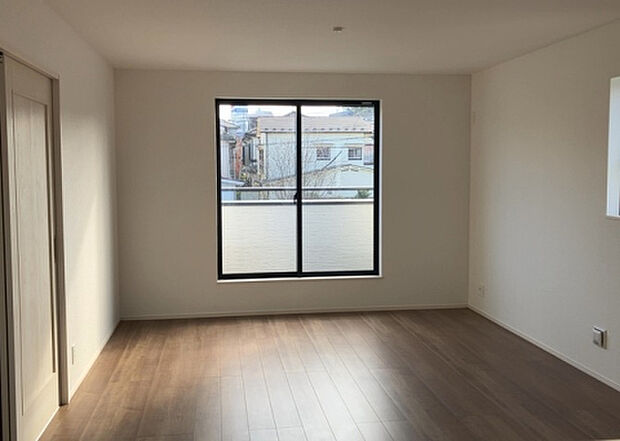 リビングの間取りの種類は大きくわけてリビングとダイニングが別になっているタイプ、リビングダイニング一体型です。どちらも一長一短ですので、家を選ぶ時はその両面をチェックして決めるようにしましょう。