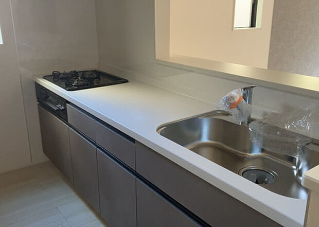 標準的なシステムキッチンの横幅は、165cm～300cm程度です。2100・2400・2550・2700などミリ単位で表記されます。普段どのように料理をするのかを想定しながら合ったサイズを選びましょう