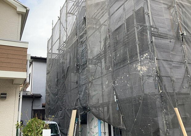 住宅用の土地では前面道路に2m以上接していなければならないと法律で定められています。しかし、お持ちの車のサイズやライフスタイルなどにより、2mでは利便が悪い場合もございますので、事前に確認しましょう。