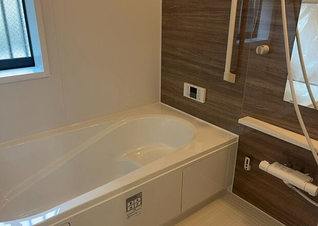 入浴時の快適さも大事なことですが、綺麗な状態を維持できなければ気持ちよく入浴できません。毎日の掃除が楽という点は大事なポイントになります！カビが生えにくく掃除がしやすい、壁や浴槽を選ぶといいでしょう。