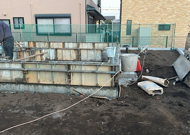 現地をご見学に行く際は、道路の幅や周辺の交通量、施設などをご確認頂くことをおすすめします！ある程度イメージをつけたいという場合は、同売主の施工事例や完成パースもお見せします。