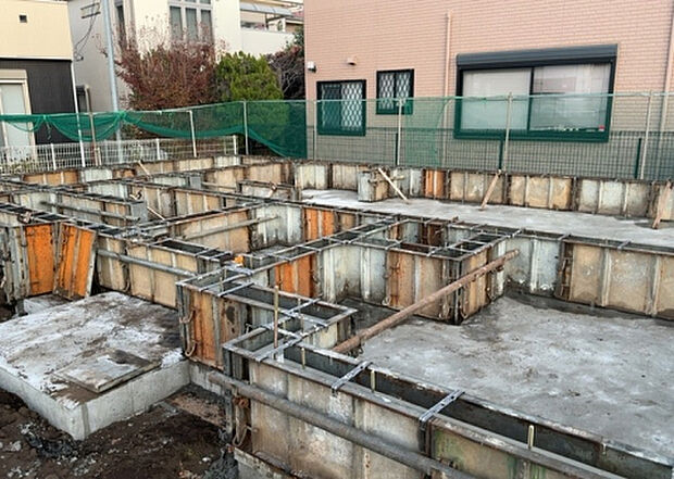 木造住宅とは土台、壁、柱など建築物の強度を支える構造体の材に木が使用されている構造を指します。構造体は建物の自重を支えるだけではなく風圧や水圧、積裁荷重などあらゆる衝撃に耐えるための基礎です。